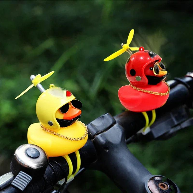 Pato Amarelo com Capacete – Estilo e Diversão para Carros e Motos | Performance Style
