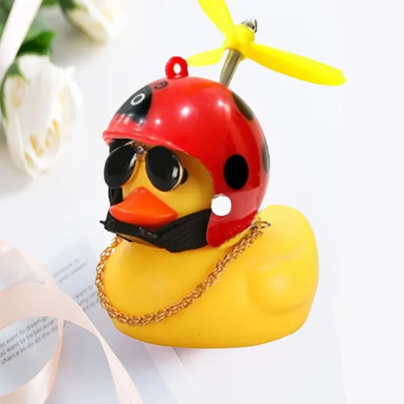Pato Amarelo com Capacete – Estilo e Diversão para Carros e Motos | Performance Style