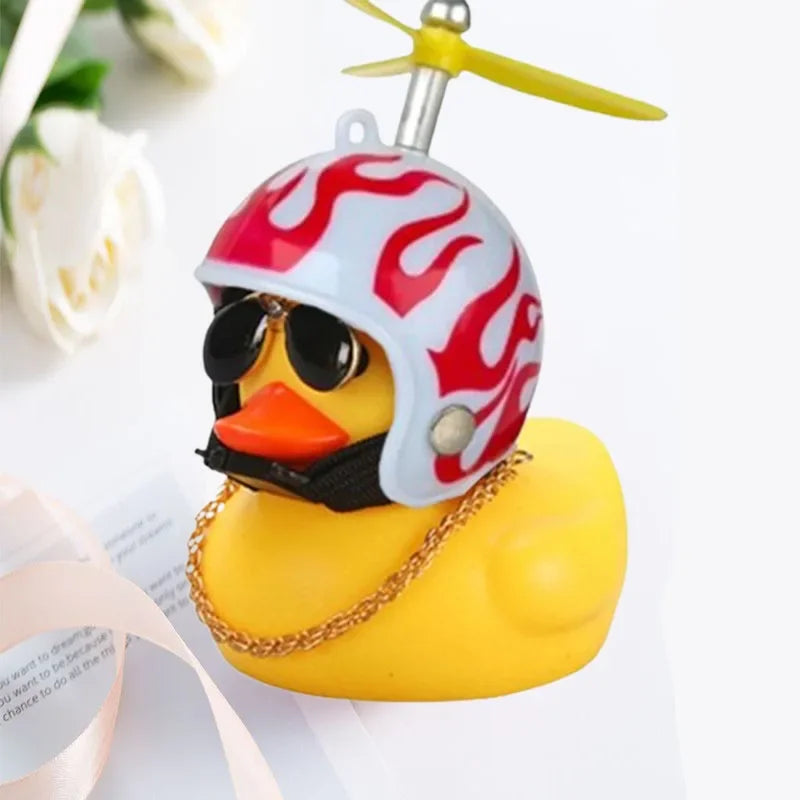 Pato Amarelo com Capacete – Estilo e Diversão para Carros e Motos | Performance Style