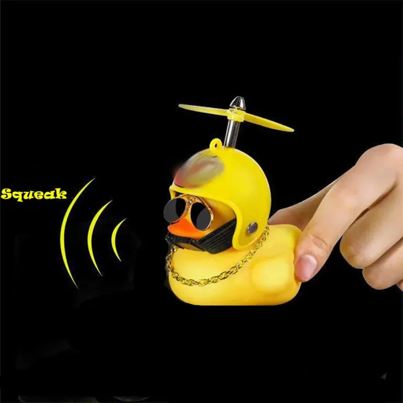 Pato Amarelo com Capacete – Estilo e Diversão para Carros e Motos | Performance Style