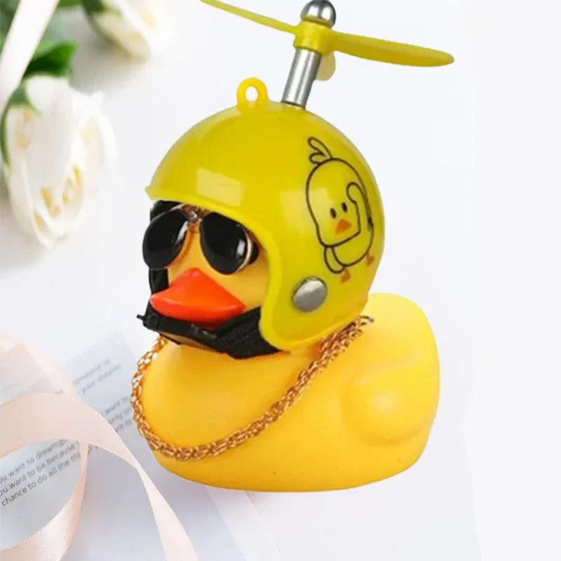 Pato Amarelo com Capacete – Estilo e Diversão para Carros e Motos | Performance Style