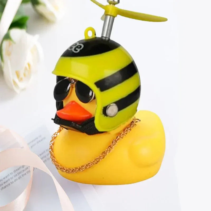 Pato Amarelo com Capacete – Estilo e Diversão para Carros e Motos | Performance Style