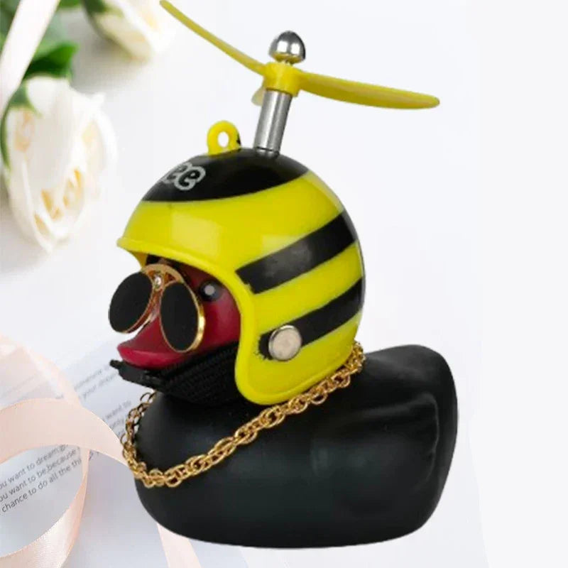Pato Amarelo com Capacete – Estilo e Diversão para Carros e Motos | Performance Style